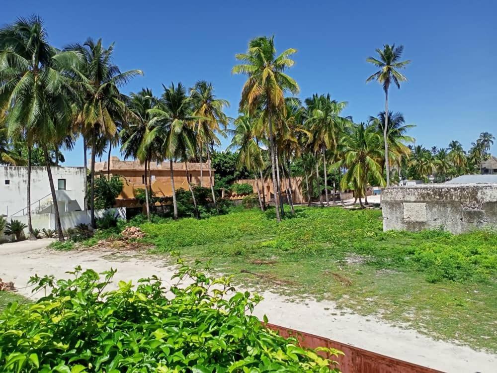 La Locanda Lodge - Apartment, 4 Double Rooms & Kitchen Near The Beach จัมเบียนี ภายนอก รูปภาพ