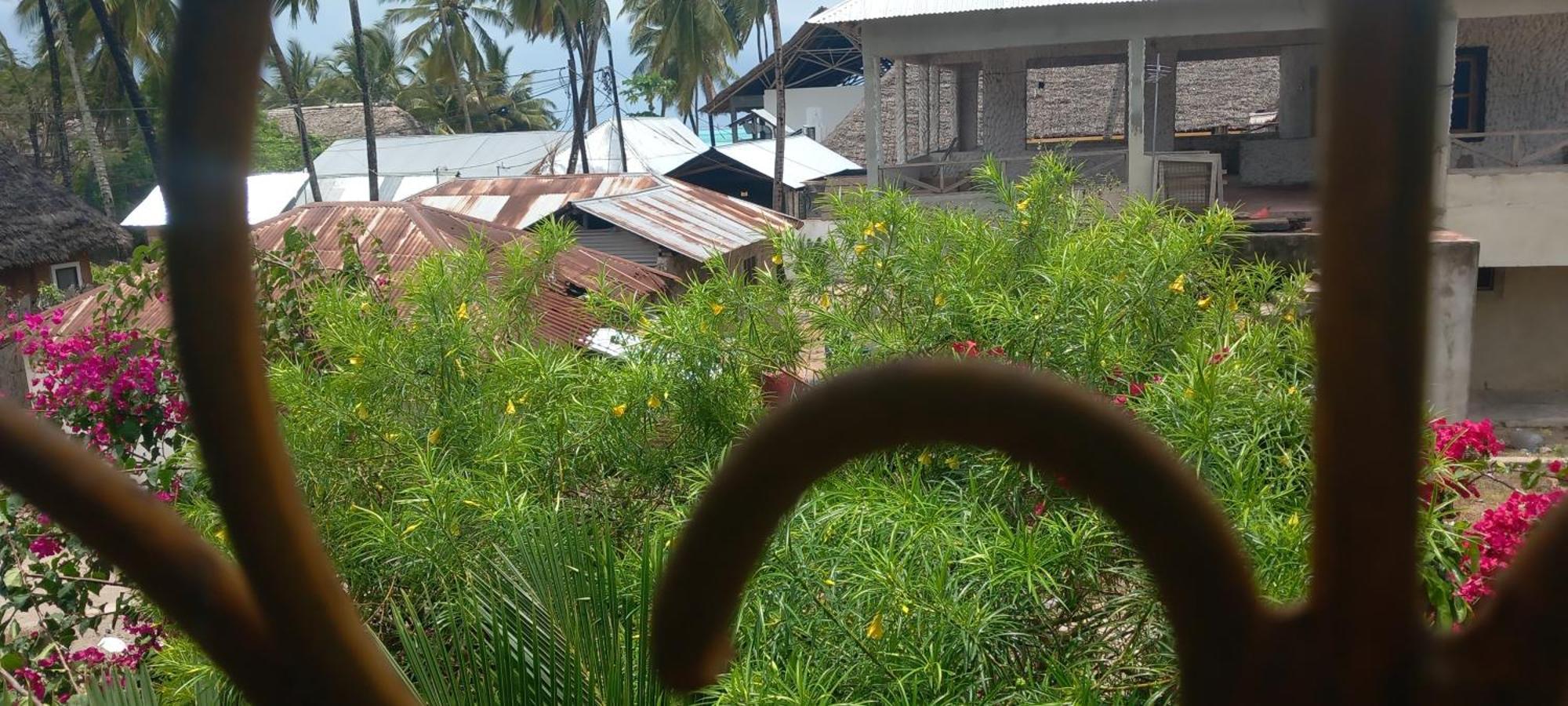 La Locanda Lodge - Apartment, 4 Double Rooms & Kitchen Near The Beach จัมเบียนี ภายนอก รูปภาพ